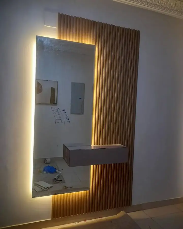ديكور مدخل بمرآة LED وشرائح خشب