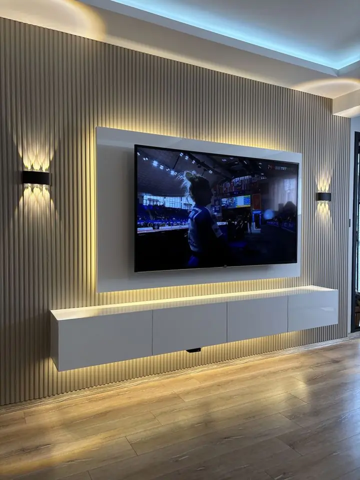 ديكور شاشة بشرائح خشبية وإضاءة LED مخفية — من أعمال دارك للديكور بالرياض
